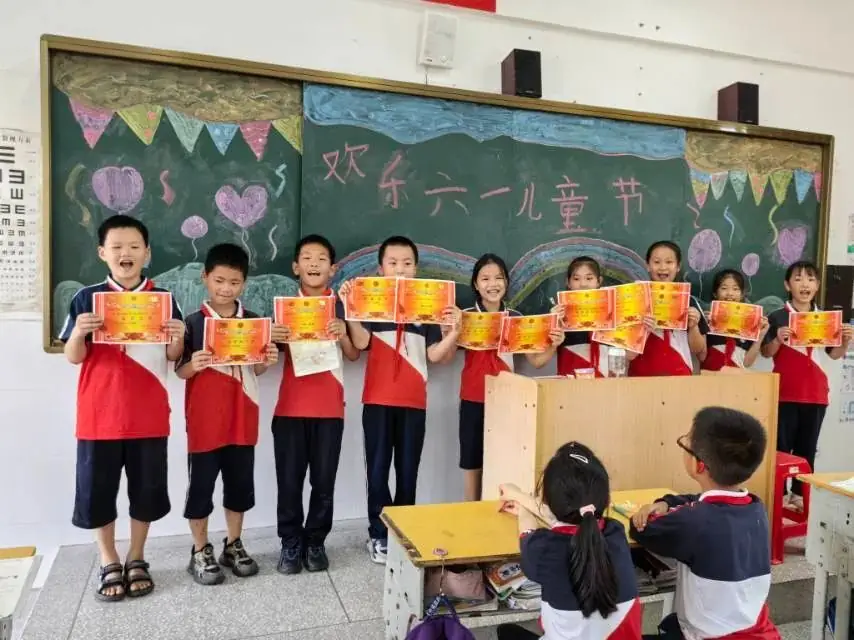 西洋中心小学第二届科技文化体艺节闭幕式暨庆六一“红领巾 爱祖国”表彰大会 第14张 西洋中心小学第二届科技文化体艺节闭幕式暨庆六一“红领巾 爱祖国”表彰大会 第14张