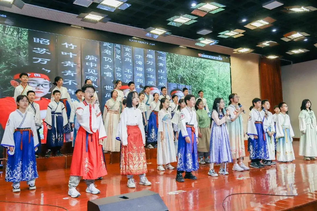 班班有歌,用爱唱响未来——龙锦小学六年级毕业系列活动暨“六一”庆祝活动 第38张 班班有歌,用爱唱响未来——龙锦小学六年级毕业系列活动暨“六一”庆祝活动 第38张