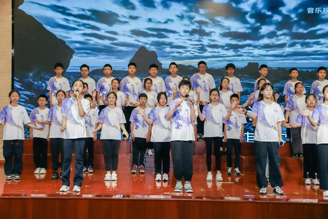 班班有歌,用爱唱响未来——龙锦小学六年级毕业系列活动暨“六一”庆祝活动 第48张 班班有歌,用爱唱响未来——龙锦小学六年级毕业系列活动暨“六一”庆祝活动 第48张