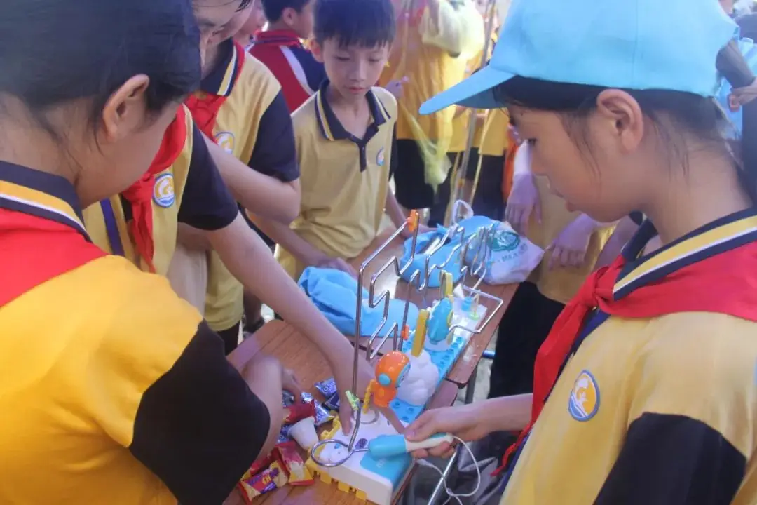 “体验科技魅力,放飞科学梦想”——新城小学科技成果展暨六一亲子游园活动盛大举行 第34张 “体验科技魅力,放飞科学梦想”——新城小学科技成果展暨六一亲子游园活动盛大举行 第34张