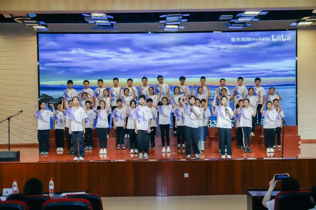 班班有歌,用爱唱响未来——龙锦小学六年级毕业系列活动暨“六一”庆祝活动 第49张 班班有歌,用爱唱响未来——龙锦小学六年级毕业系列活动暨“六一”庆祝活动 第49张