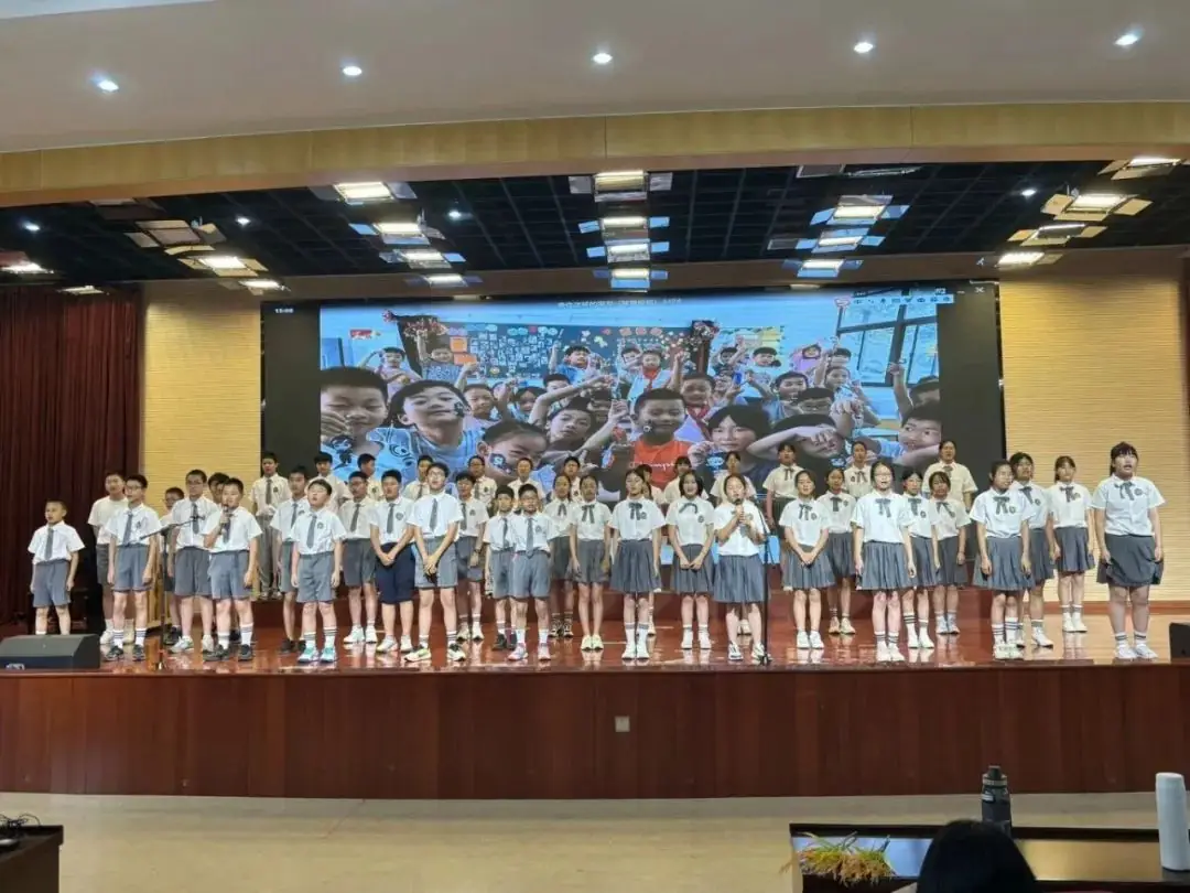班班有歌,用爱唱响未来——龙锦小学六年级毕业系列活动暨“六一”庆祝活动 第39张 班班有歌,用爱唱响未来——龙锦小学六年级毕业系列活动暨“六一”庆祝活动 第39张