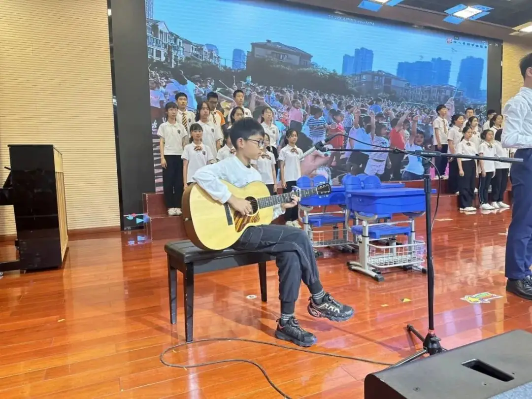 班班有歌,用爱唱响未来——龙锦小学六年级毕业系列活动暨“六一”庆祝活动 第43张 班班有歌,用爱唱响未来——龙锦小学六年级毕业系列活动暨“六一”庆祝活动 第43张