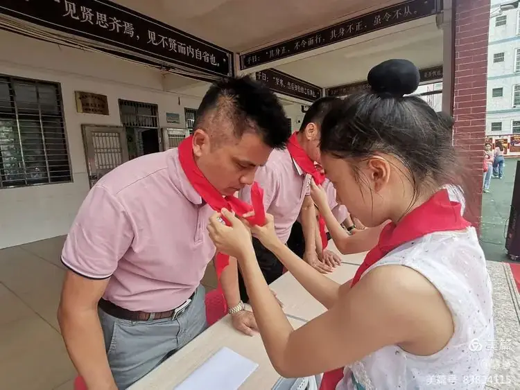 “你好 红领巾”嘉积镇中心学校第三小学2024年一年级新队员入队仪式 第9张 “你好 红领巾”嘉积镇中心学校第三小学2024年一年级新队员入队仪式 第9张