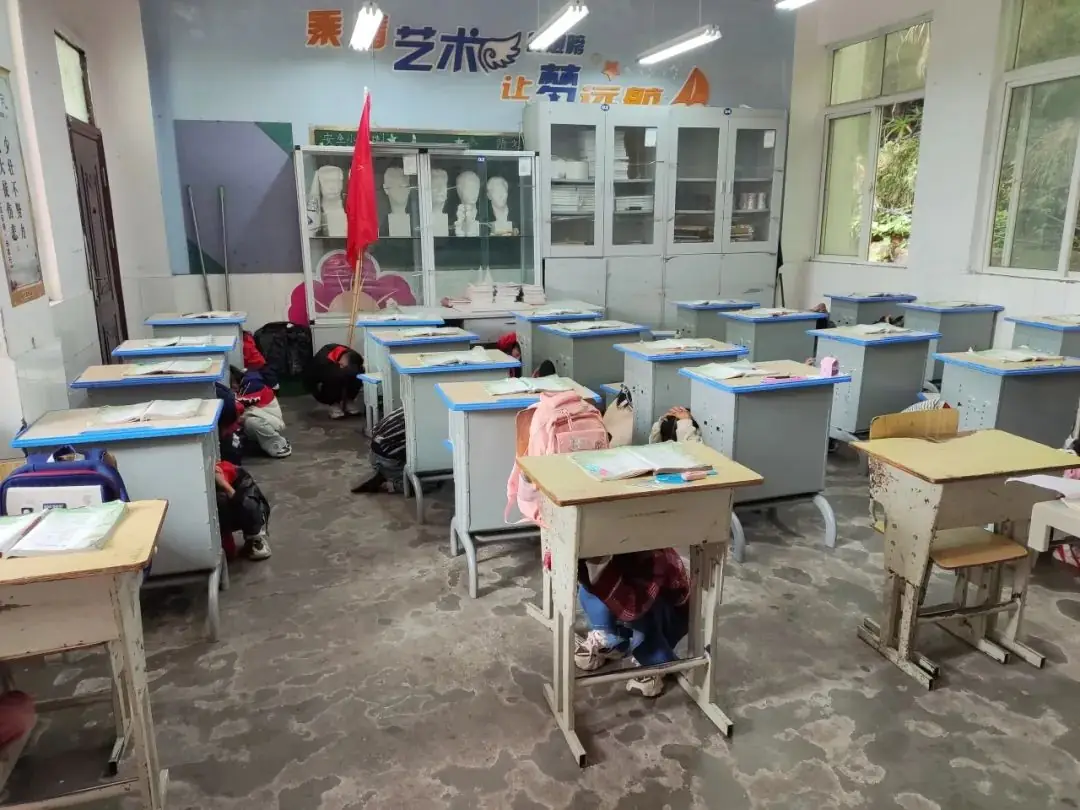 宜东镇梨园小学地震应急演练 第10张 宜东镇梨园小学地震应急演练 第10张