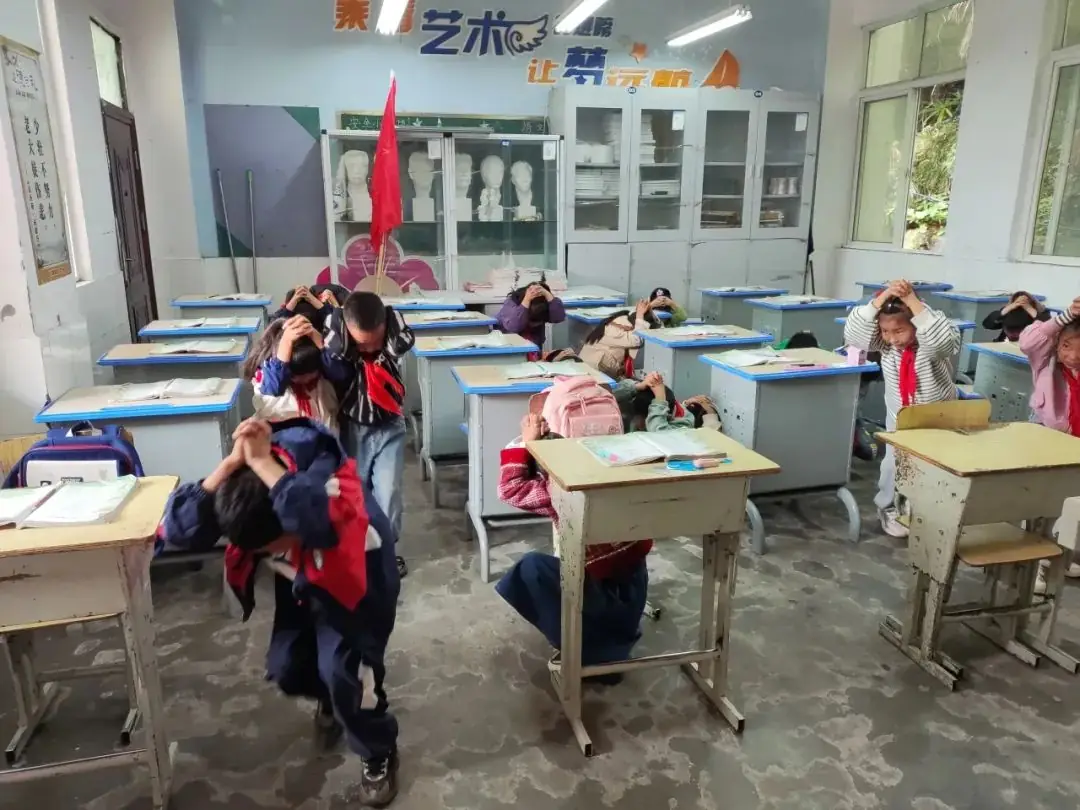 宜东镇梨园小学地震应急演练 第13张 宜东镇梨园小学地震应急演练 第13张