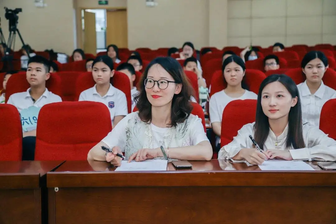 班班有歌,用爱唱响未来——龙锦小学六年级毕业系列活动暨“六一”庆祝活动 第13张 班班有歌,用爱唱响未来——龙锦小学六年级毕业系列活动暨“六一”庆祝活动 第13张