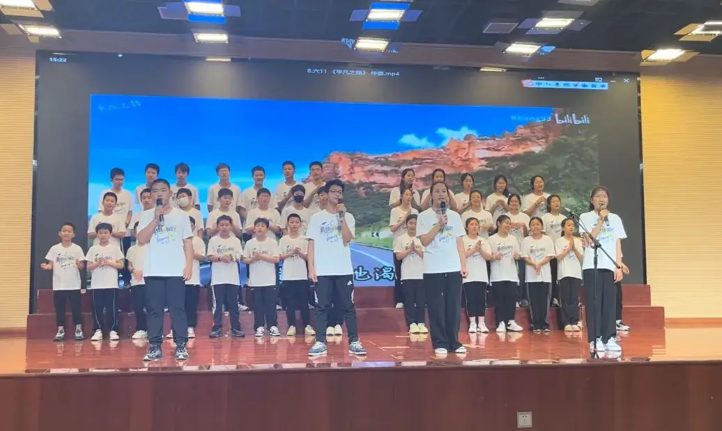 班班有歌,用爱唱响未来——龙锦小学六年级毕业系列活动暨“六一”庆祝活动 第31张 班班有歌,用爱唱响未来——龙锦小学六年级毕业系列活动暨“六一”庆祝活动 第31张