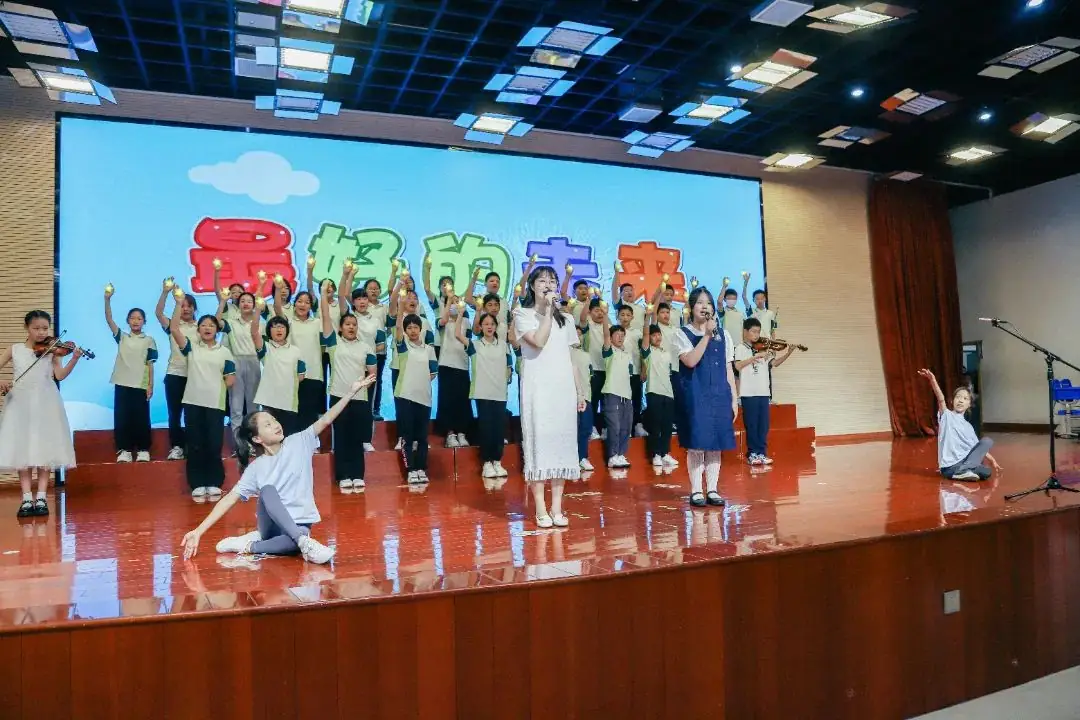 班班有歌,用爱唱响未来——龙锦小学六年级毕业系列活动暨“六一”庆祝活动 第56张 班班有歌,用爱唱响未来——龙锦小学六年级毕业系列活动暨“六一”庆祝活动 第56张