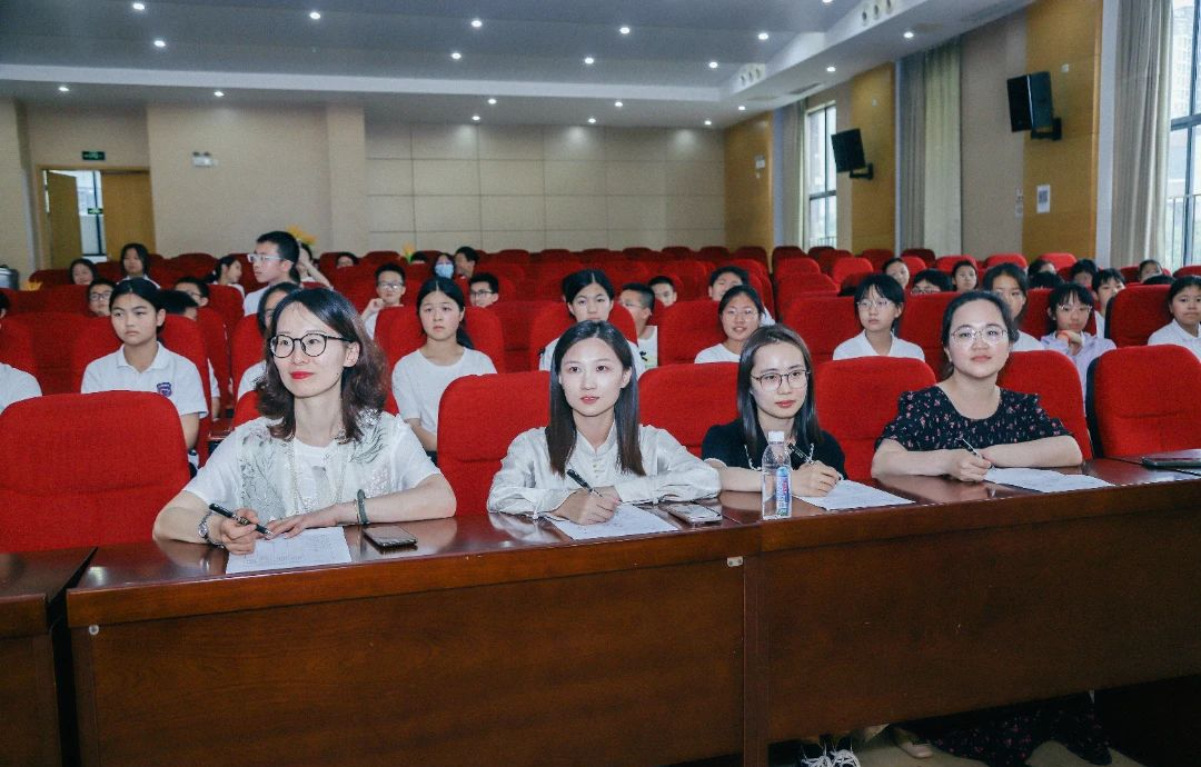 班班有歌,用爱唱响未来——龙锦小学六年级毕业系列活动暨“六一”庆祝活动 第12张 班班有歌,用爱唱响未来——龙锦小学六年级毕业系列活动暨“六一”庆祝活动 第12张