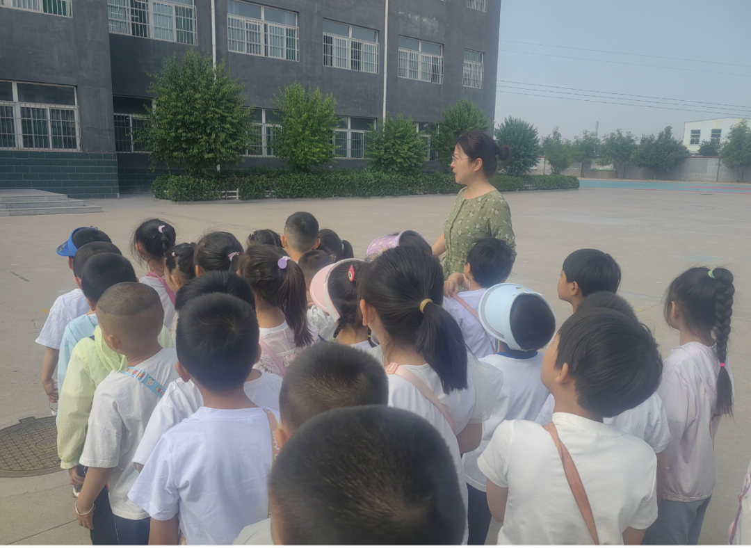 【西苑园动态】走进小学校园 科学幼小衔接 ——榆次七幼教育集团西苑园大班幼儿走进小学-第5张图片-四季读书网 【西苑园动态】走进小学校园 科学幼小衔接 ——榆次七幼教育集团西苑园大班幼儿走进小学-第5张图片-四季读书网