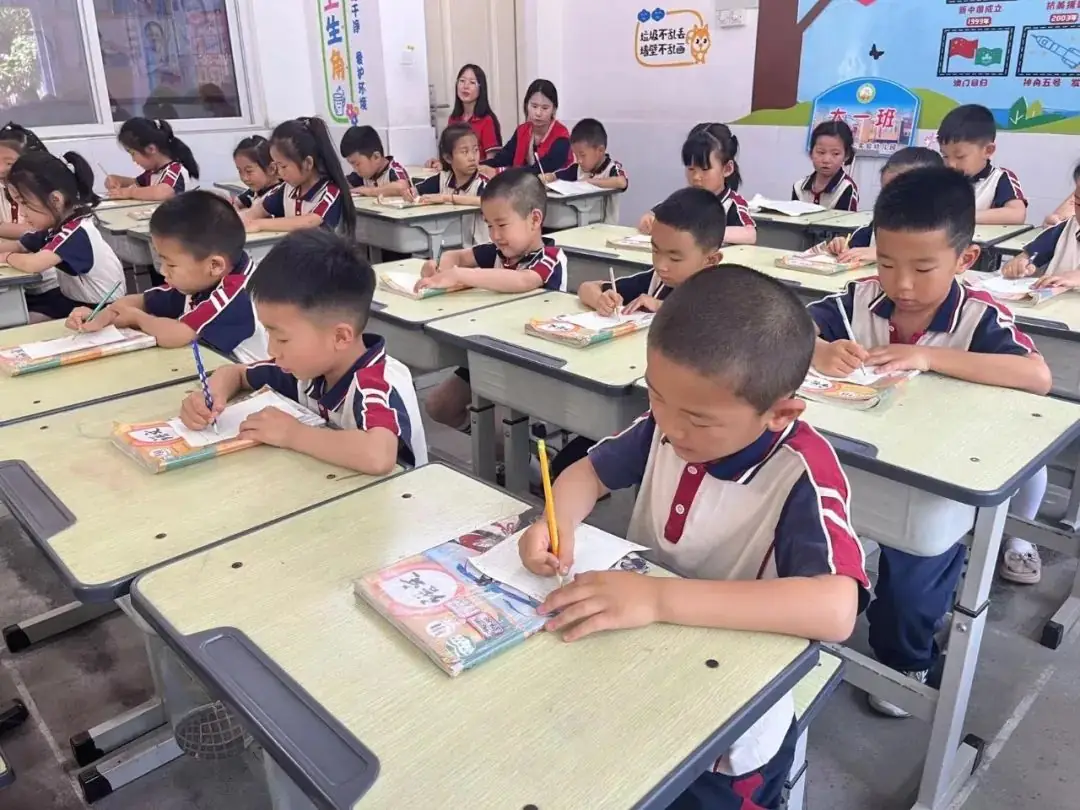 参观小学初体验  幼小衔接促成长——林州市第一实验幼儿园参观小学掠影(一) 第24张
