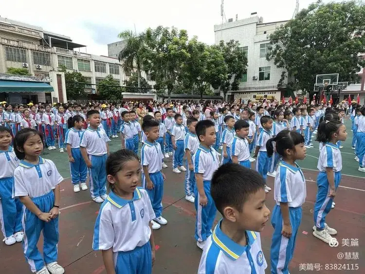 “你好 红领巾”嘉积镇中心学校第三小学2024年一年级新队员入队仪式 第19张 “你好 红领巾”嘉积镇中心学校第三小学2024年一年级新队员入队仪式 第19张
