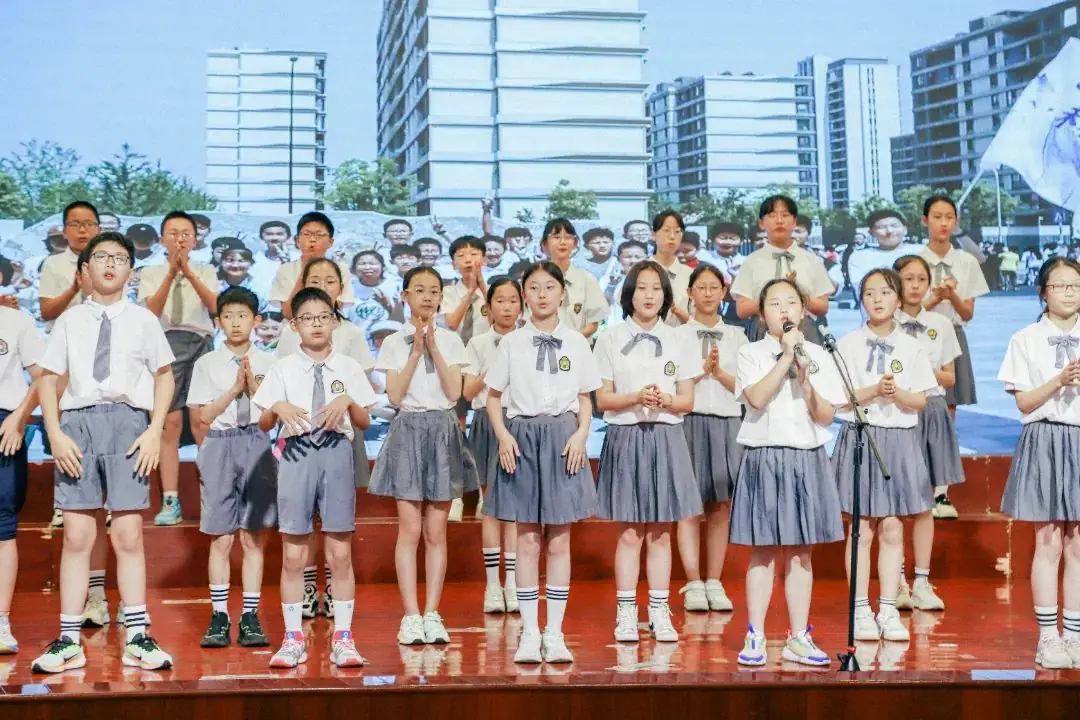 班班有歌,用爱唱响未来——龙锦小学六年级毕业系列活动暨“六一”庆祝活动 第40张 班班有歌,用爱唱响未来——龙锦小学六年级毕业系列活动暨“六一”庆祝活动 第40张