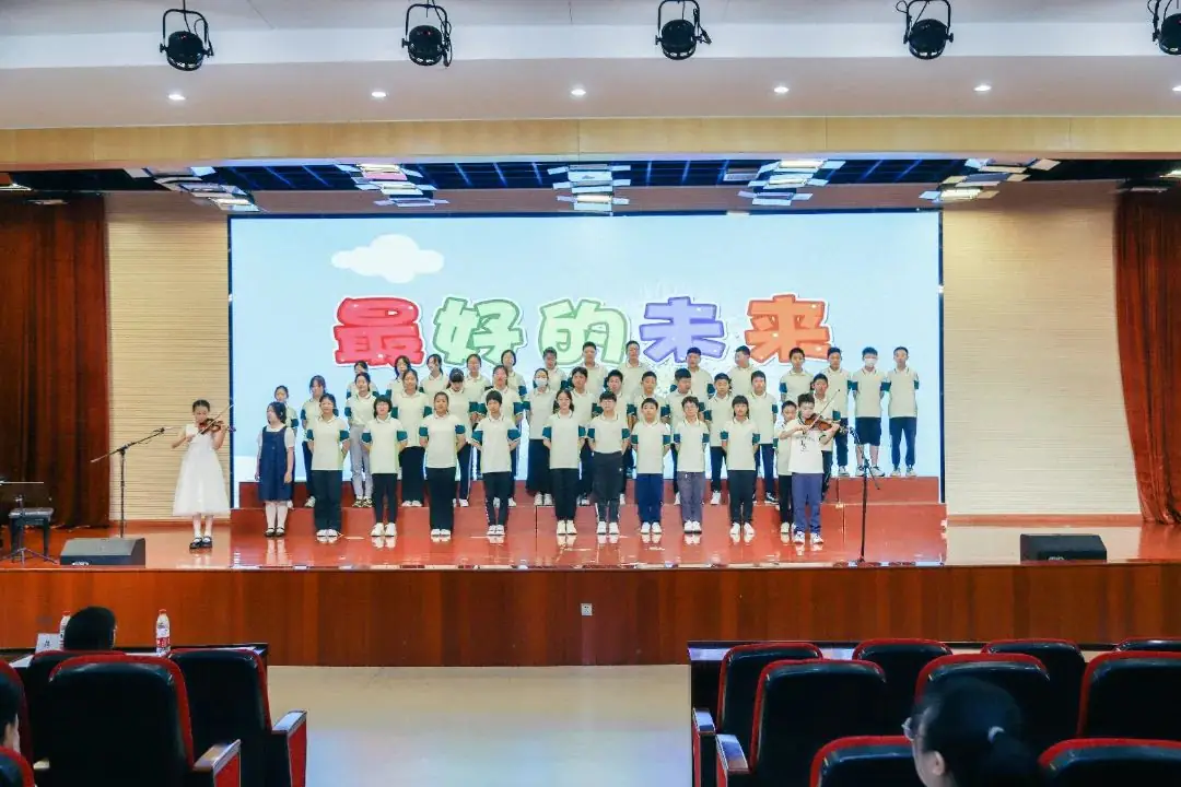 班班有歌,用爱唱响未来——龙锦小学六年级毕业系列活动暨“六一”庆祝活动 第54张 班班有歌,用爱唱响未来——龙锦小学六年级毕业系列活动暨“六一”庆祝活动 第54张