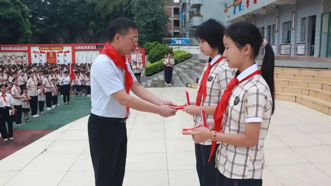 红领巾爱祖国--西津小学2024年少先队入队仪式 第33张 红领巾爱祖国--西津小学2024年少先队入队仪式 第33张