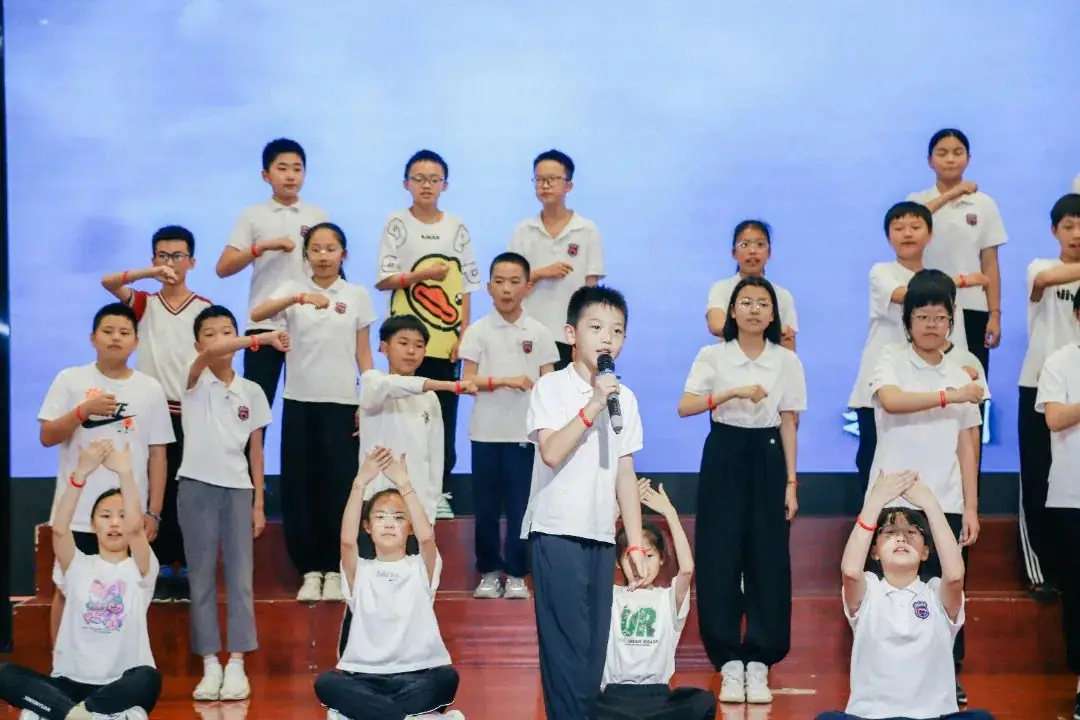 班班有歌,用爱唱响未来——龙锦小学六年级毕业系列活动暨“六一”庆祝活动 第51张 班班有歌,用爱唱响未来——龙锦小学六年级毕业系列活动暨“六一”庆祝活动 第51张