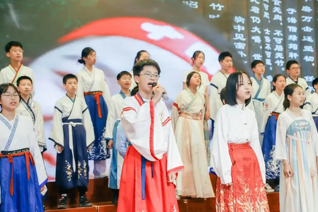 班班有歌,用爱唱响未来——龙锦小学六年级毕业系列活动暨“六一”庆祝活动 第37张 班班有歌,用爱唱响未来——龙锦小学六年级毕业系列活动暨“六一”庆祝活动 第37张