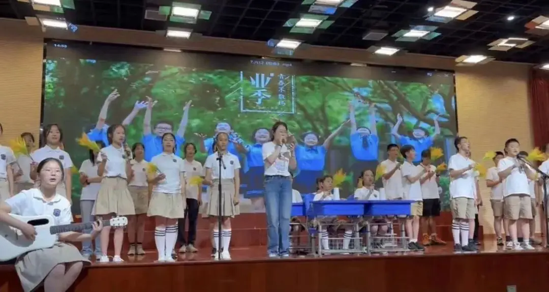 班班有歌,用爱唱响未来——龙锦小学六年级毕业系列活动暨“六一”庆祝活动 第27张 班班有歌,用爱唱响未来——龙锦小学六年级毕业系列活动暨“六一”庆祝活动 第27张