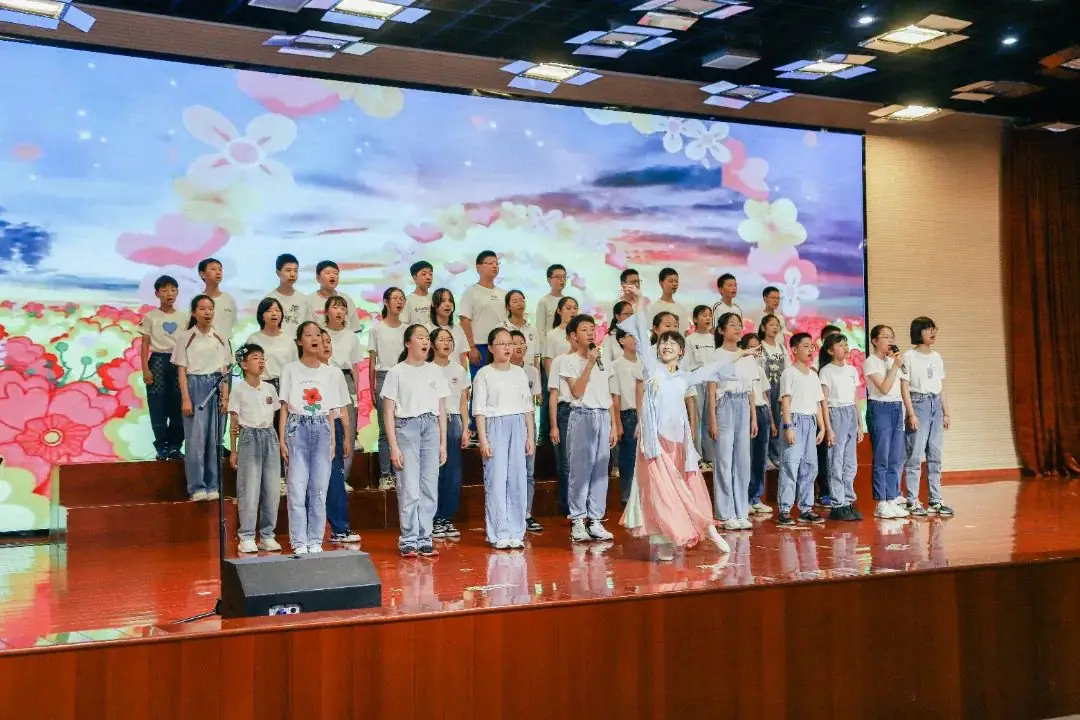 班班有歌,用爱唱响未来——龙锦小学六年级毕业系列活动暨“六一”庆祝活动 第35张 班班有歌,用爱唱响未来——龙锦小学六年级毕业系列活动暨“六一”庆祝活动 第35张