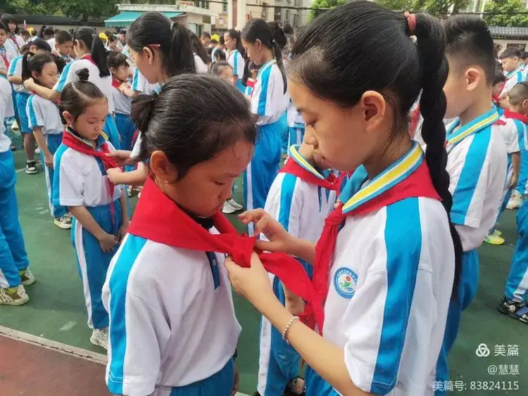 “你好 红领巾”嘉积镇中心学校第三小学2024年一年级新队员入队仪式 第26张 “你好 红领巾”嘉积镇中心学校第三小学2024年一年级新队员入队仪式 第26张