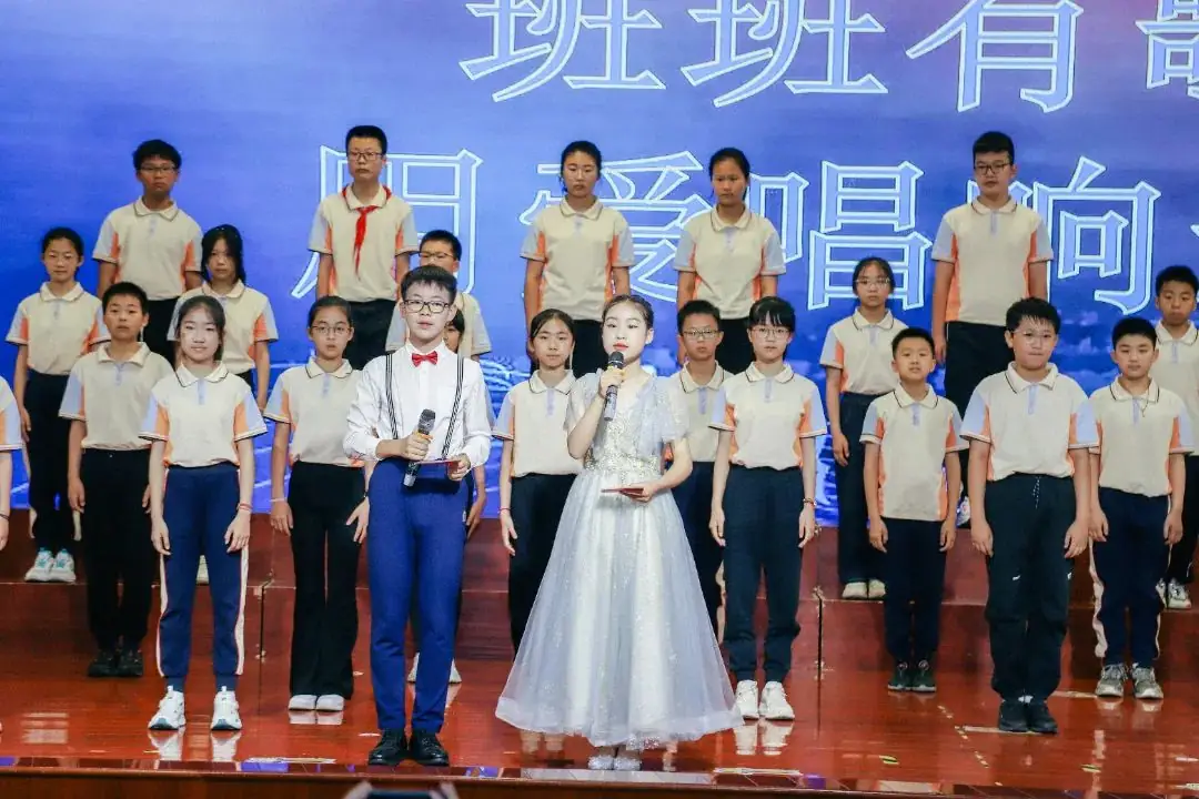 班班有歌,用爱唱响未来——龙锦小学六年级毕业系列活动暨“六一”庆祝活动 第10张 班班有歌,用爱唱响未来——龙锦小学六年级毕业系列活动暨“六一”庆祝活动 第10张