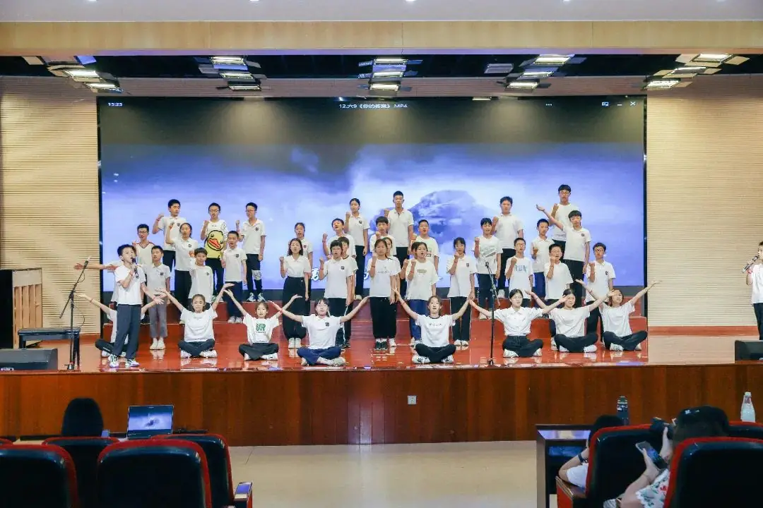 班班有歌,用爱唱响未来——龙锦小学六年级毕业系列活动暨“六一”庆祝活动 第50张 班班有歌,用爱唱响未来——龙锦小学六年级毕业系列活动暨“六一”庆祝活动 第50张