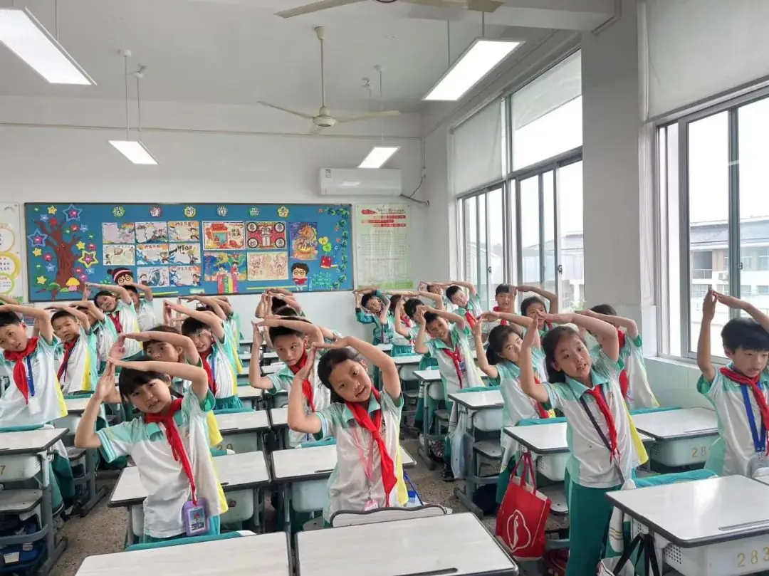 音乐点亮生活 歌声唱响未来——赤城小学“红五月”班班有歌声比赛 第6张 音乐点亮生活 歌声唱响未来——赤城小学“红五月”班班有歌声比赛 第6张