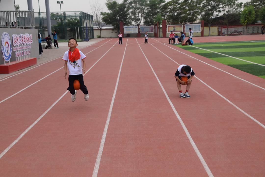 【童慧·义教优质均衡】海勃湾区滨河小学团结校区 2024年大手拉小手 弘扬蒙古马精神 春季趣味运动会 第17张