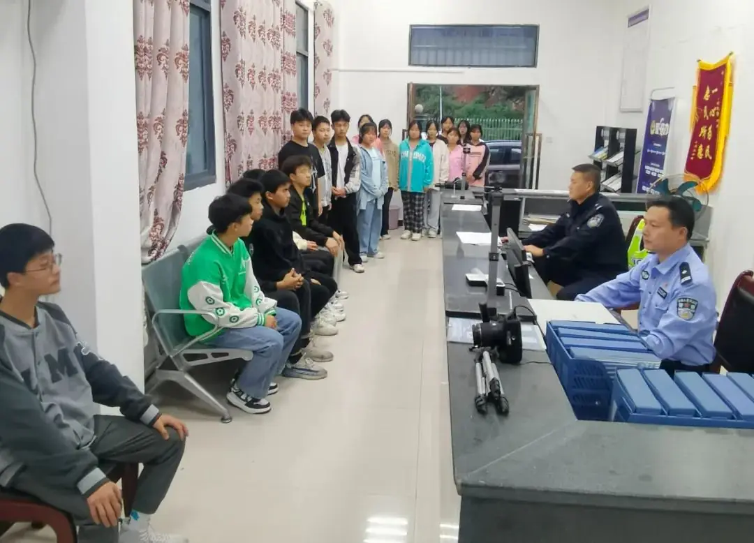 开通绿色通道 浪坪派出所集中为中考学子办理身份证-第3张图片-四季读书网 开通绿色通道 浪坪派出所集中为中考学子办理身份证-第3张图片-四季读书网