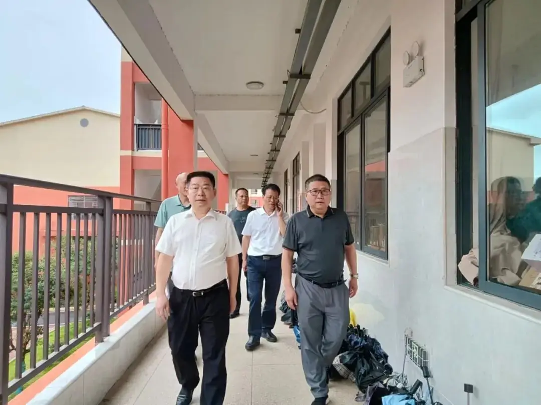 情暖学子,助力高考|江永县委书记唐德荣莅临我校检查指导高考准备工作 第7张 情暖学子,助力高考|江永县委书记唐德荣莅临我校检查指导高考准备工作 第7张
