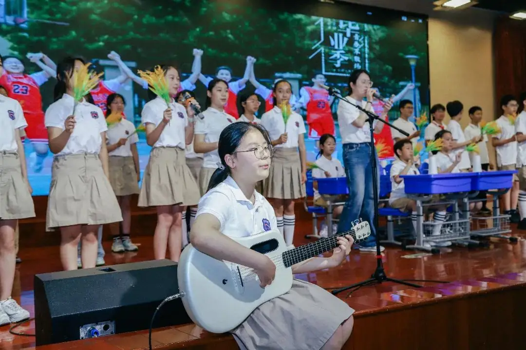 班班有歌,用爱唱响未来——龙锦小学六年级毕业系列活动暨“六一”庆祝活动 第29张 班班有歌,用爱唱响未来——龙锦小学六年级毕业系列活动暨“六一”庆祝活动 第29张