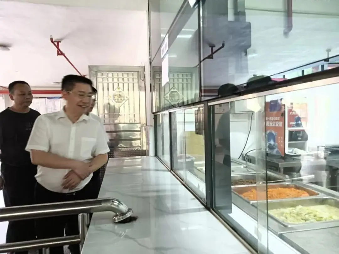 情暖学子,助力高考|江永县委书记唐德荣莅临我校检查指导高考准备工作 第3张 情暖学子,助力高考|江永县委书记唐德荣莅临我校检查指导高考准备工作 第3张