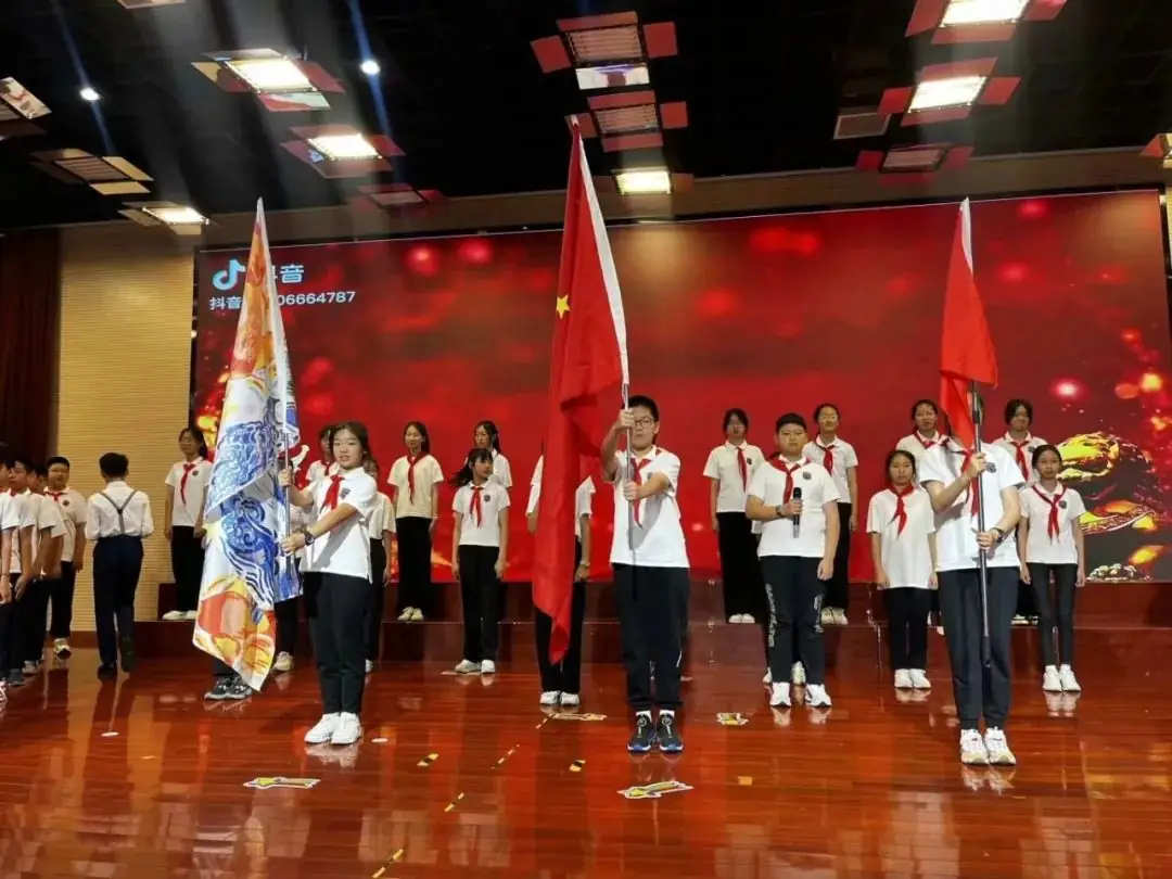 班班有歌,用爱唱响未来——龙锦小学六年级毕业系列活动暨“六一”庆祝活动 第57张 班班有歌,用爱唱响未来——龙锦小学六年级毕业系列活动暨“六一”庆祝活动 第57张
