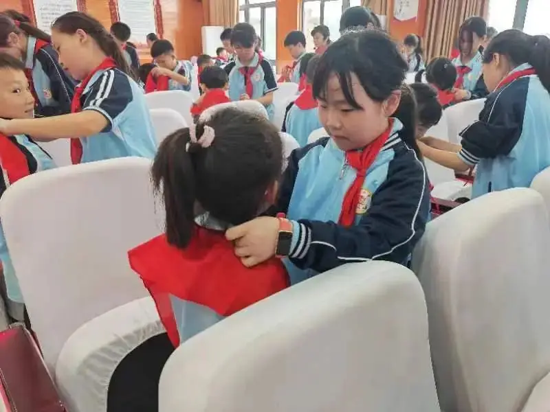 红领巾爱祖国——武阳镇中心小学举行一年级第一批新队员入队仪式 第12张 红领巾爱祖国——武阳镇中心小学举行一年级第一批新队员入队仪式 第12张