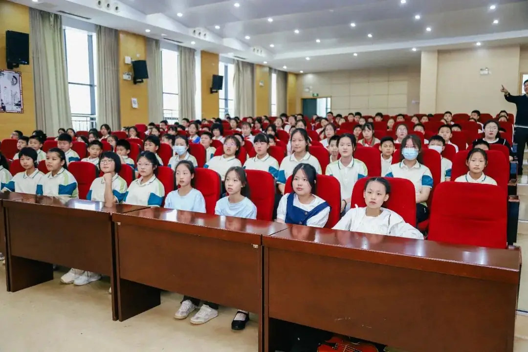 班班有歌,用爱唱响未来——龙锦小学六年级毕业系列活动暨“六一”庆祝活动 第14张 班班有歌,用爱唱响未来——龙锦小学六年级毕业系列活动暨“六一”庆祝活动 第14张