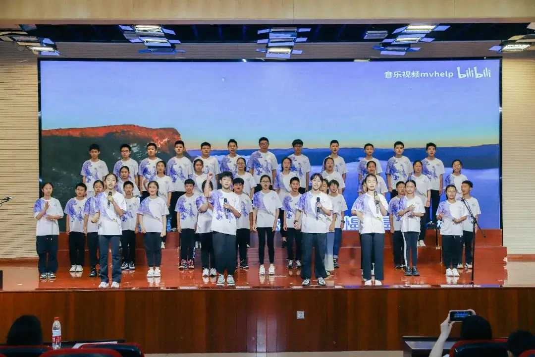 班班有歌,用爱唱响未来——龙锦小学六年级毕业系列活动暨“六一”庆祝活动 第47张 班班有歌,用爱唱响未来——龙锦小学六年级毕业系列活动暨“六一”庆祝活动 第47张