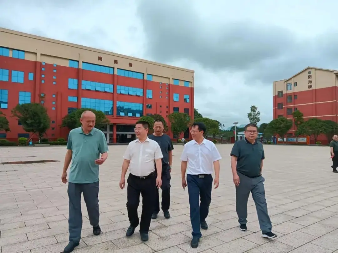 情暖学子,助力高考|江永县委书记唐德荣莅临我校检查指导高考准备工作 第5张 情暖学子,助力高考|江永县委书记唐德荣莅临我校检查指导高考准备工作 第5张