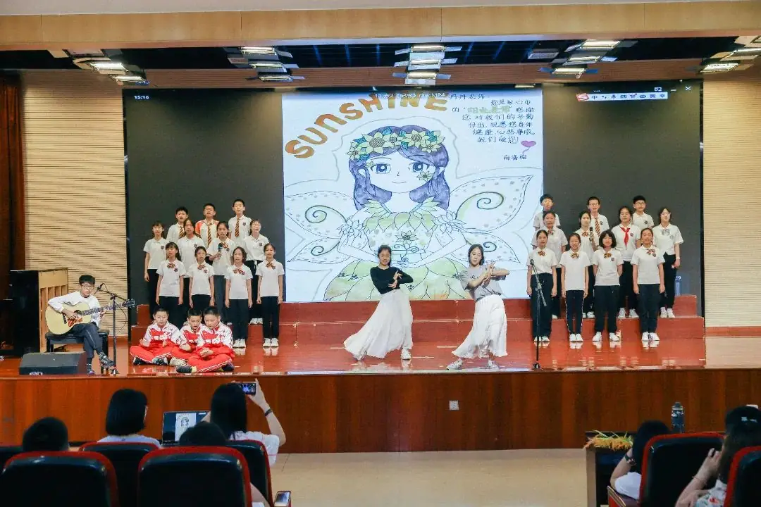 班班有歌,用爱唱响未来——龙锦小学六年级毕业系列活动暨“六一”庆祝活动 第42张 班班有歌,用爱唱响未来——龙锦小学六年级毕业系列活动暨“六一”庆祝活动 第42张