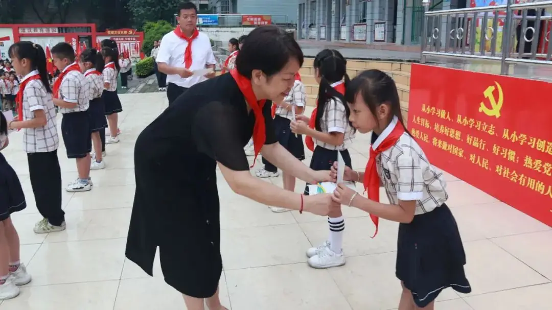 红领巾爱祖国--西津小学2024年少先队入队仪式 第34张 红领巾爱祖国--西津小学2024年少先队入队仪式 第34张
