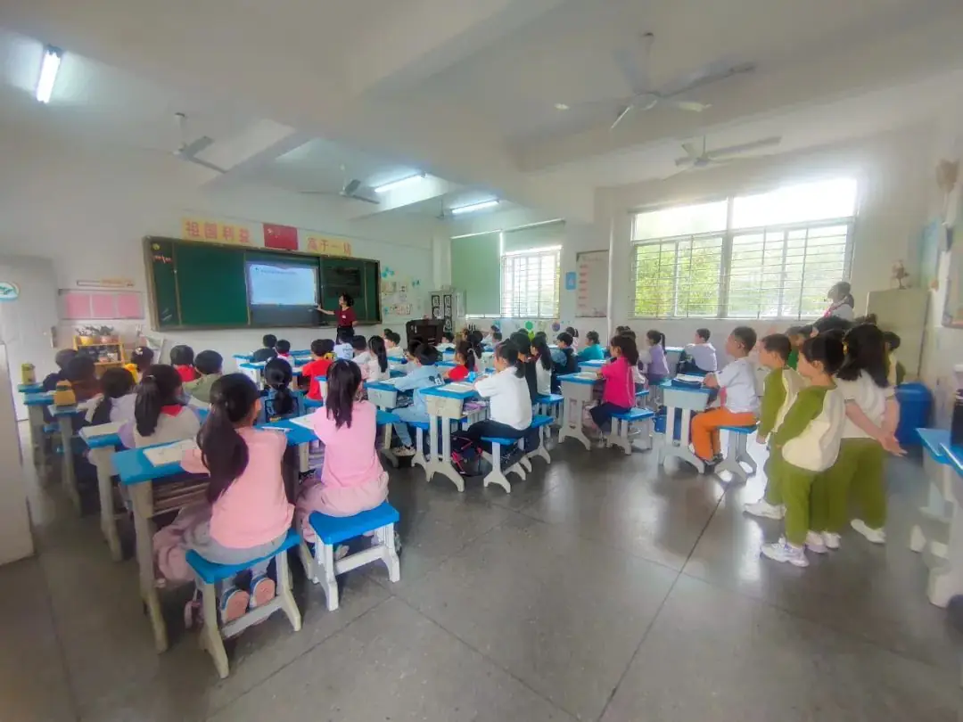 小学初体验,衔接促成长——西边小学迎接大地幼儿园进校参观体验 第9张 小学初体验,衔接促成长——西边小学迎接大地幼儿园进校参观体验 第9张
