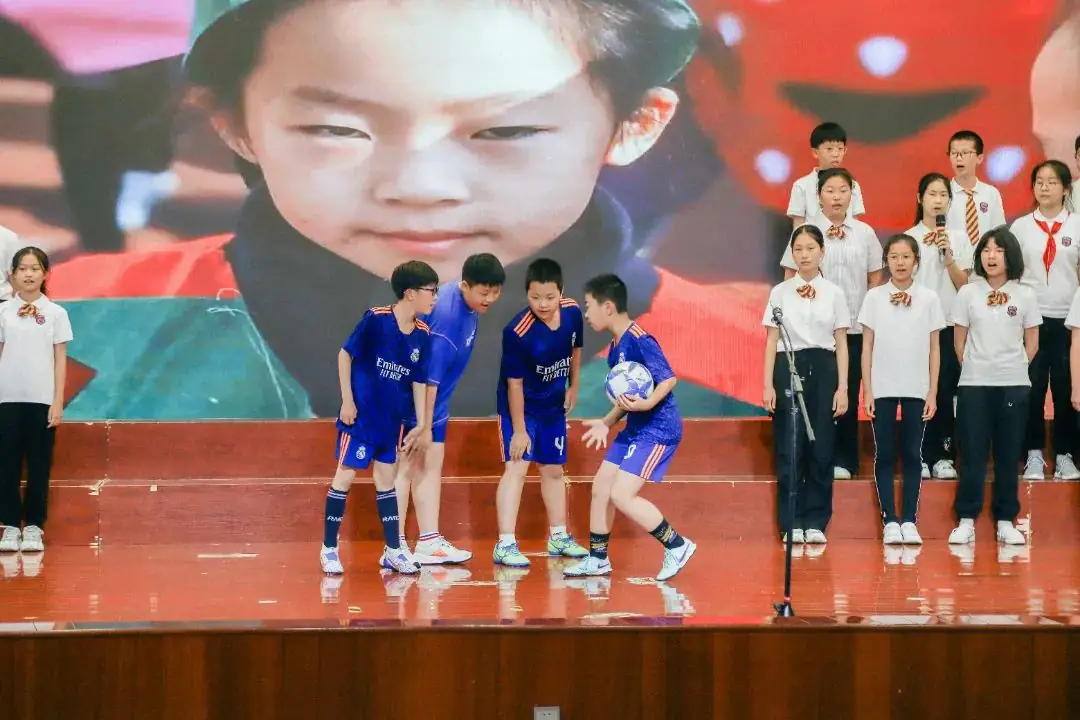 班班有歌,用爱唱响未来——龙锦小学六年级毕业系列活动暨“六一”庆祝活动 第45张 班班有歌,用爱唱响未来——龙锦小学六年级毕业系列活动暨“六一”庆祝活动 第45张