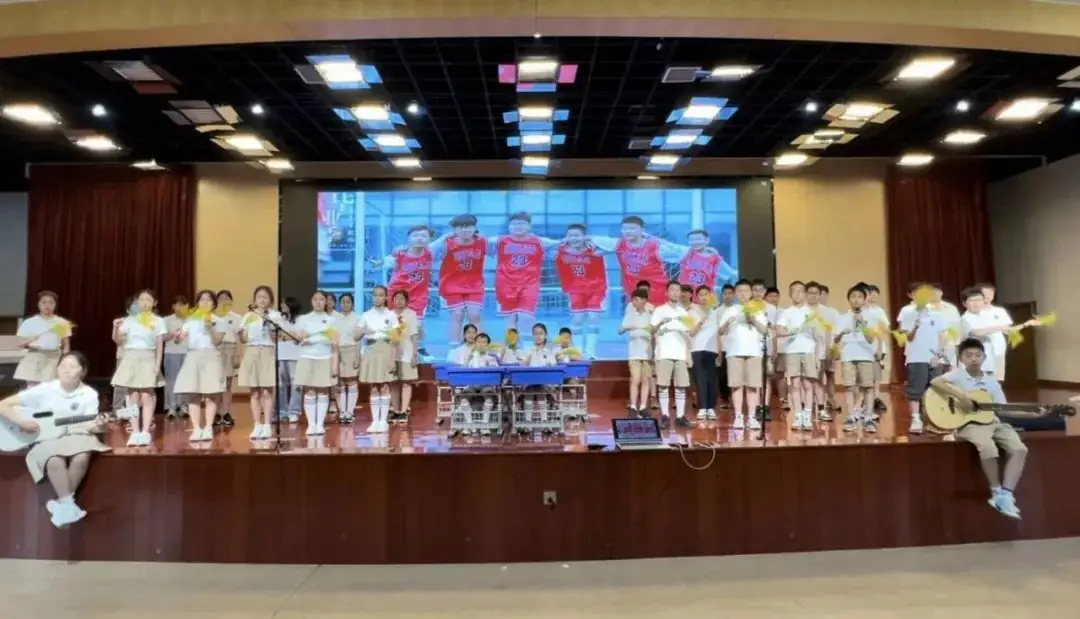 班班有歌,用爱唱响未来——龙锦小学六年级毕业系列活动暨“六一”庆祝活动 第26张 班班有歌,用爱唱响未来——龙锦小学六年级毕业系列活动暨“六一”庆祝活动 第26张