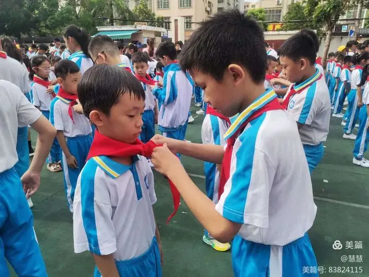 “你好 红领巾”嘉积镇中心学校第三小学2024年一年级新队员入队仪式 第25张 “你好 红领巾”嘉积镇中心学校第三小学2024年一年级新队员入队仪式 第25张