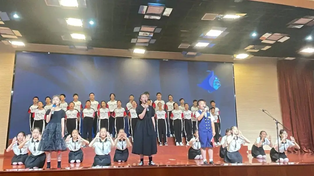班班有歌,用爱唱响未来——龙锦小学六年级毕业系列活动暨“六一”庆祝活动 第22张 班班有歌,用爱唱响未来——龙锦小学六年级毕业系列活动暨“六一”庆祝活动 第22张