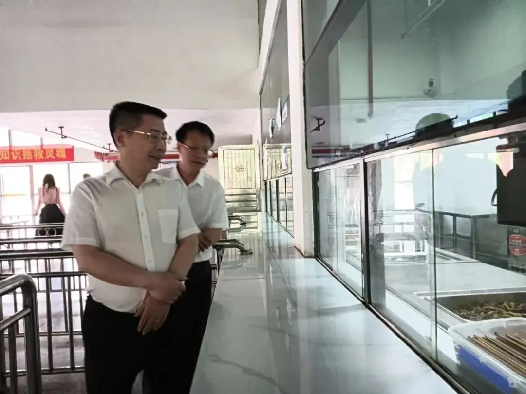 情暖学子,助力高考|江永县委书记唐德荣莅临我校检查指导高考准备工作 第2张 情暖学子,助力高考|江永县委书记唐德荣莅临我校检查指导高考准备工作 第2张