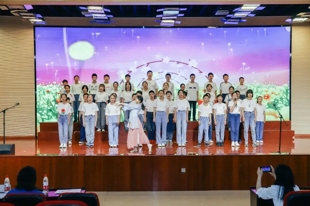 班班有歌,用爱唱响未来——龙锦小学六年级毕业系列活动暨“六一”庆祝活动 第34张 班班有歌,用爱唱响未来——龙锦小学六年级毕业系列活动暨“六一”庆祝活动 第34张
