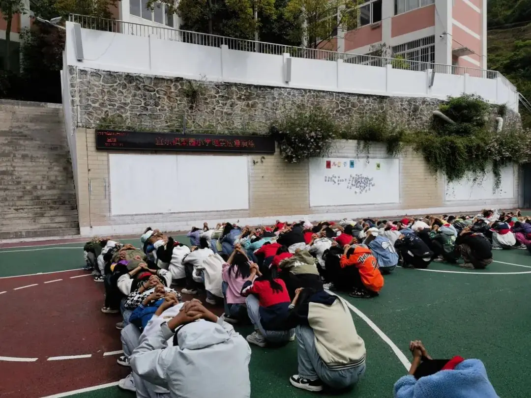 宜东镇梨园小学地震应急演练 第18张 宜东镇梨园小学地震应急演练 第18张