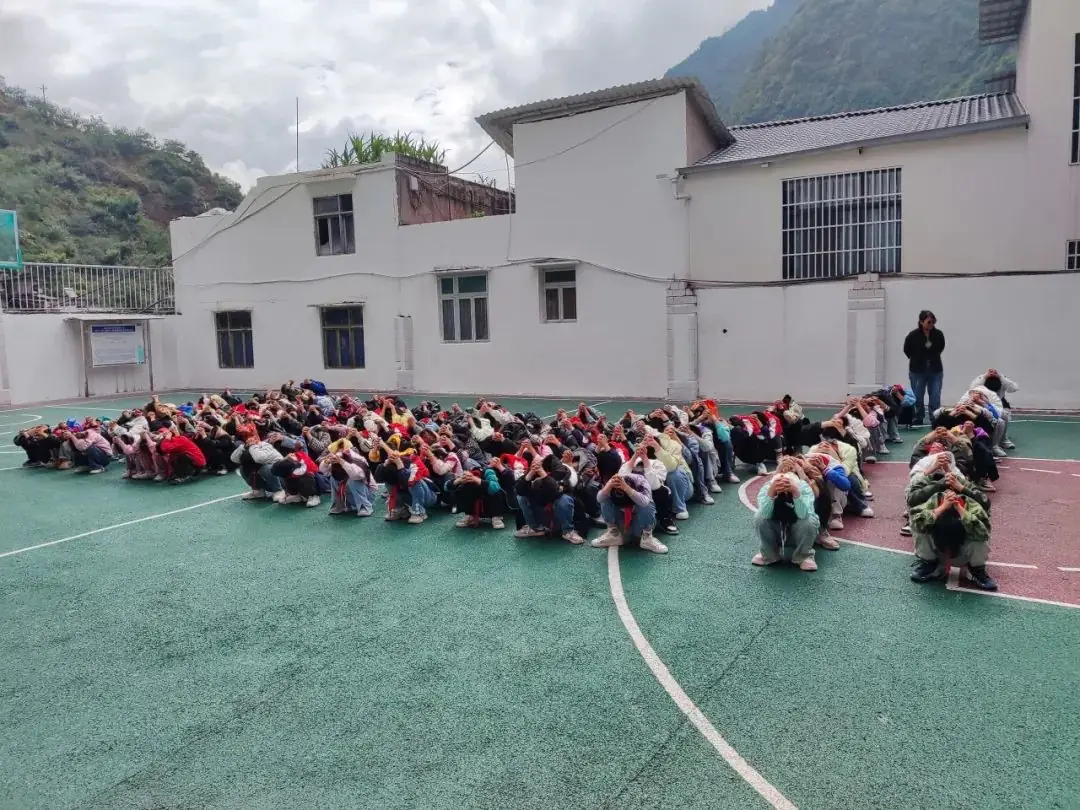 宜东镇梨园小学地震应急演练 第7张 宜东镇梨园小学地震应急演练 第7张