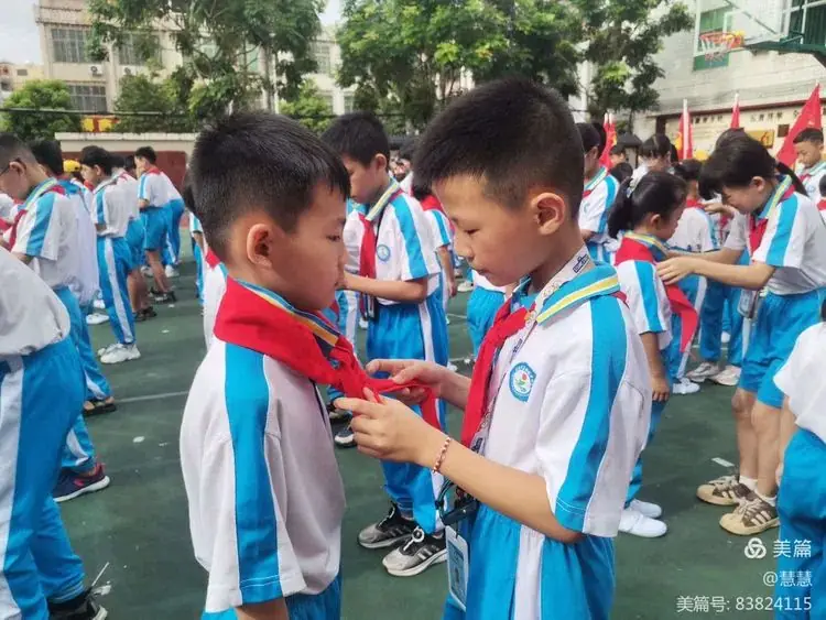 “你好 红领巾”嘉积镇中心学校第三小学2024年一年级新队员入队仪式 第24张 “你好 红领巾”嘉积镇中心学校第三小学2024年一年级新队员入队仪式 第24张